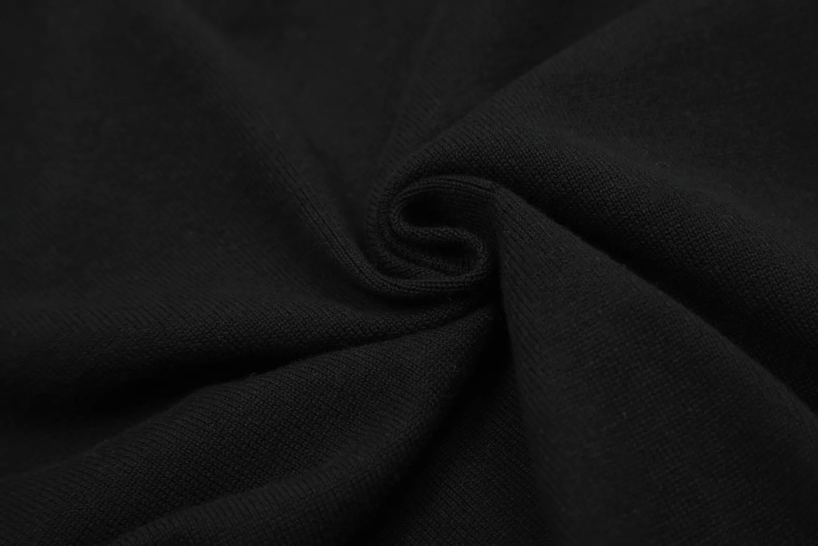 VIVI115 # vivienne west wood Vivienne classic knitted sweater wool cardigan 2024 autumn latest style Exclusive and highest quality on the entire network Order with confidence - 🧩 15% merino cotton wool 85% wool blend 🧩Correct Italian 🇮🇹100% wool washed wheat logo 🧩Original purchase, real mold opening 🧩Original purchase records and comparison pictures can be provided. Place your order with confidence. 🧩Instant sale of all Taobao 300+ versions. The purchasing quality is excellent. It is definitely not a copywriter party. It is a real good product. The real product far exceeds the budget. Size: S -M- L. Color: black, white, light green, purple, apricot.